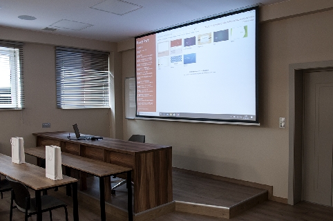 Sala szkoleniowa z projektorem i nagłośnieniem