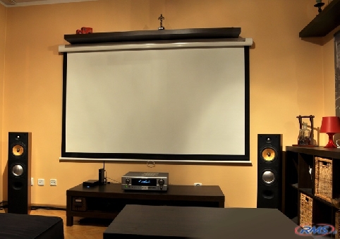 Kino domowe z projektorem i ekranem projekcyjnym