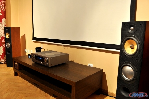 Kino domowe z projektorem i ekranem projekcyjnym